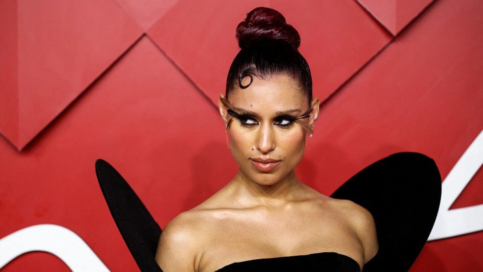Pop sensation Raye ascends to the top despite severing ties with a major label