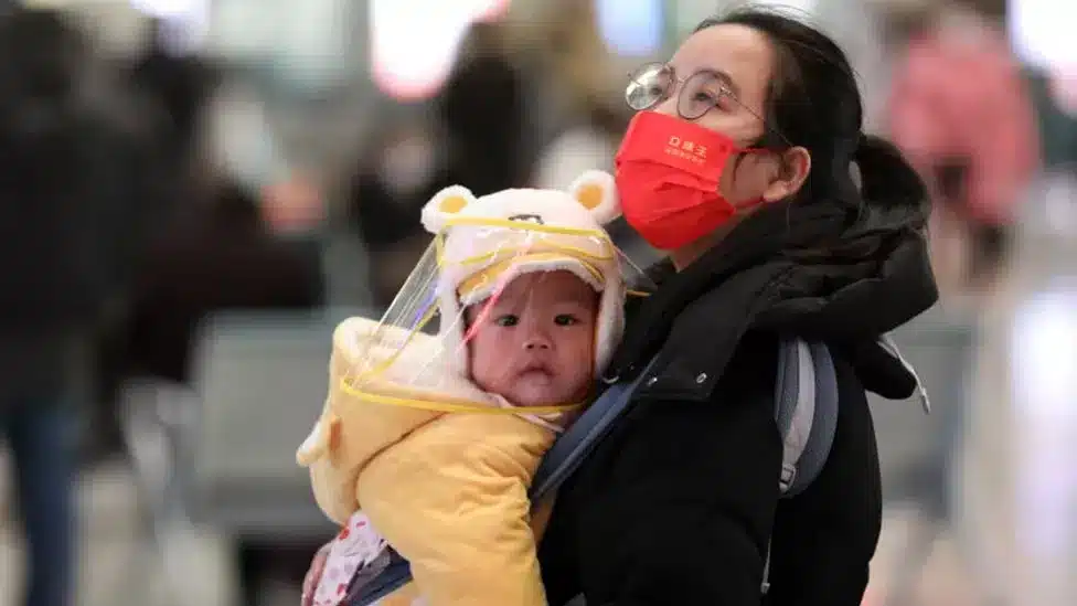 China records first population decline in since 1961