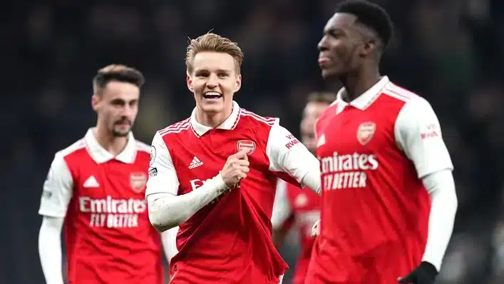 Arsenal extend lead to eight points after beating Tottenham
