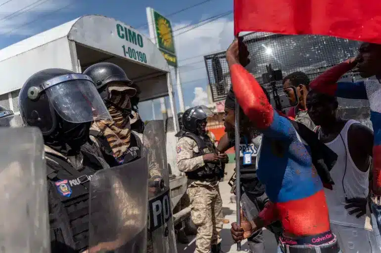 Rebels fight in Haiti: Canada to deploy armoured vehicles to Haitian government
