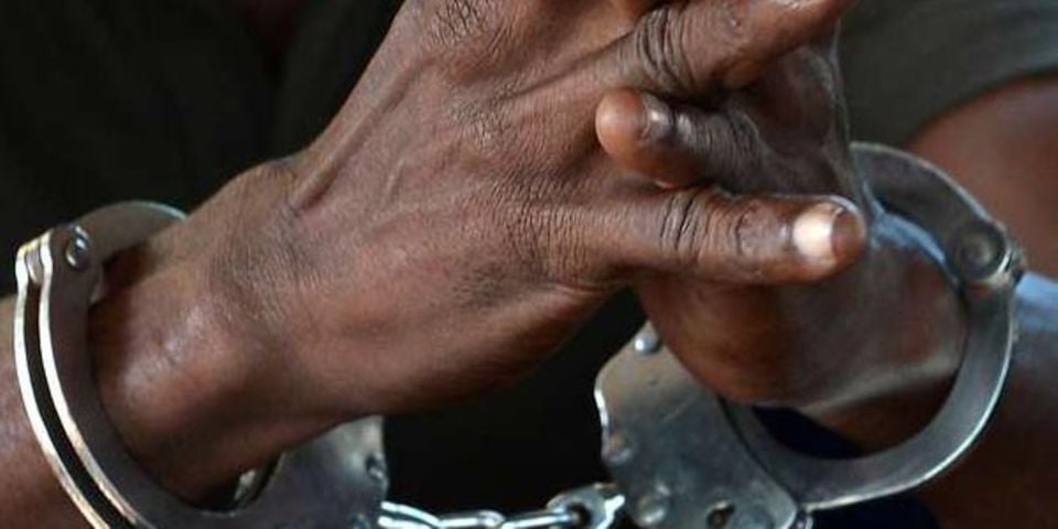 Kenyan policemen caught on camera during a robbery attempt