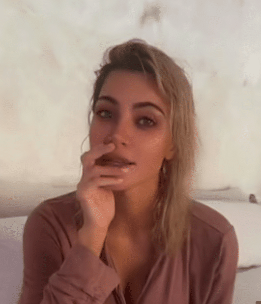 Kim Kardashian removes extensions to show her natural hair