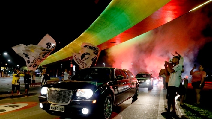 Pele’s hearse welcomed by fireworks ahead of wake