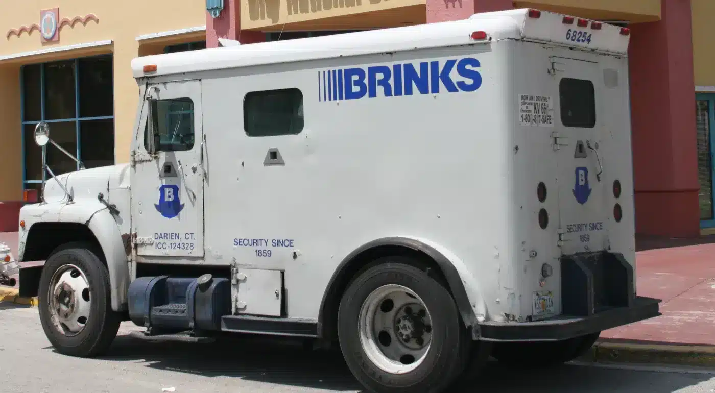 NYPD searching for 3 suspects who stole $300,000 from Brinks Truck in Brooklyn