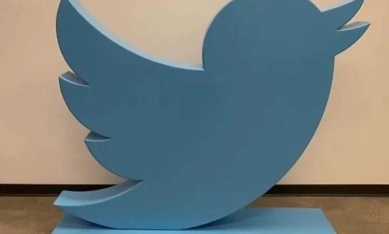 Twitter’s bird statue sells for US$100,000 at auction