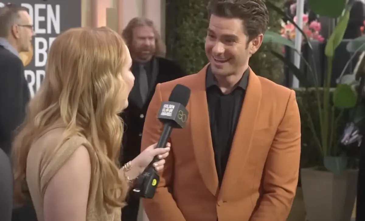 Andrew Garfield’s flirty red carpet interview with comedian goes viral