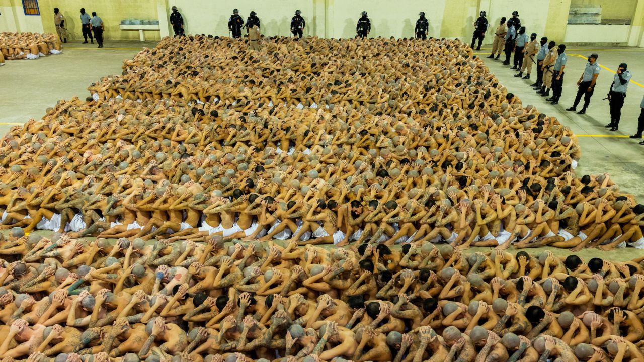El Salvador starts transporting thousands of people to “mega prisons