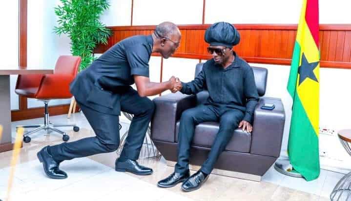 Legend meets general: Dampare hosts Kojo Antwi, humbly bows for him in photos