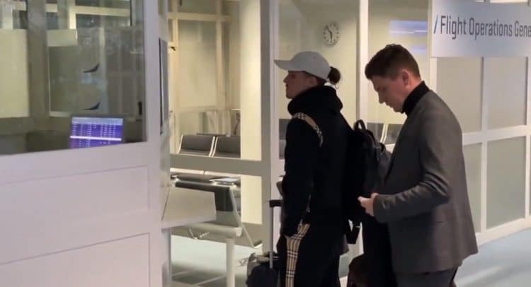 Sabitzer en route to England to join United