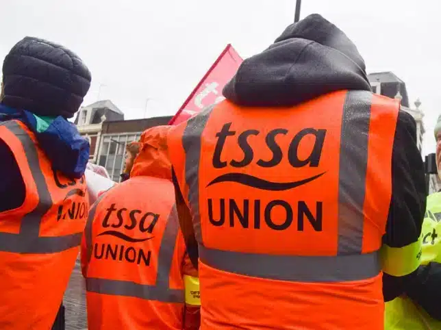 After a protracted debate, rail workers’ union accepts a pay agreement