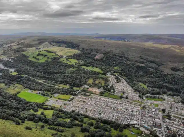 South Wales feels an earthquake as buildings shake and houses “rumble.”