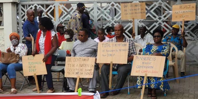 DDEP: Pensioners continue picketing at Finance Ministry