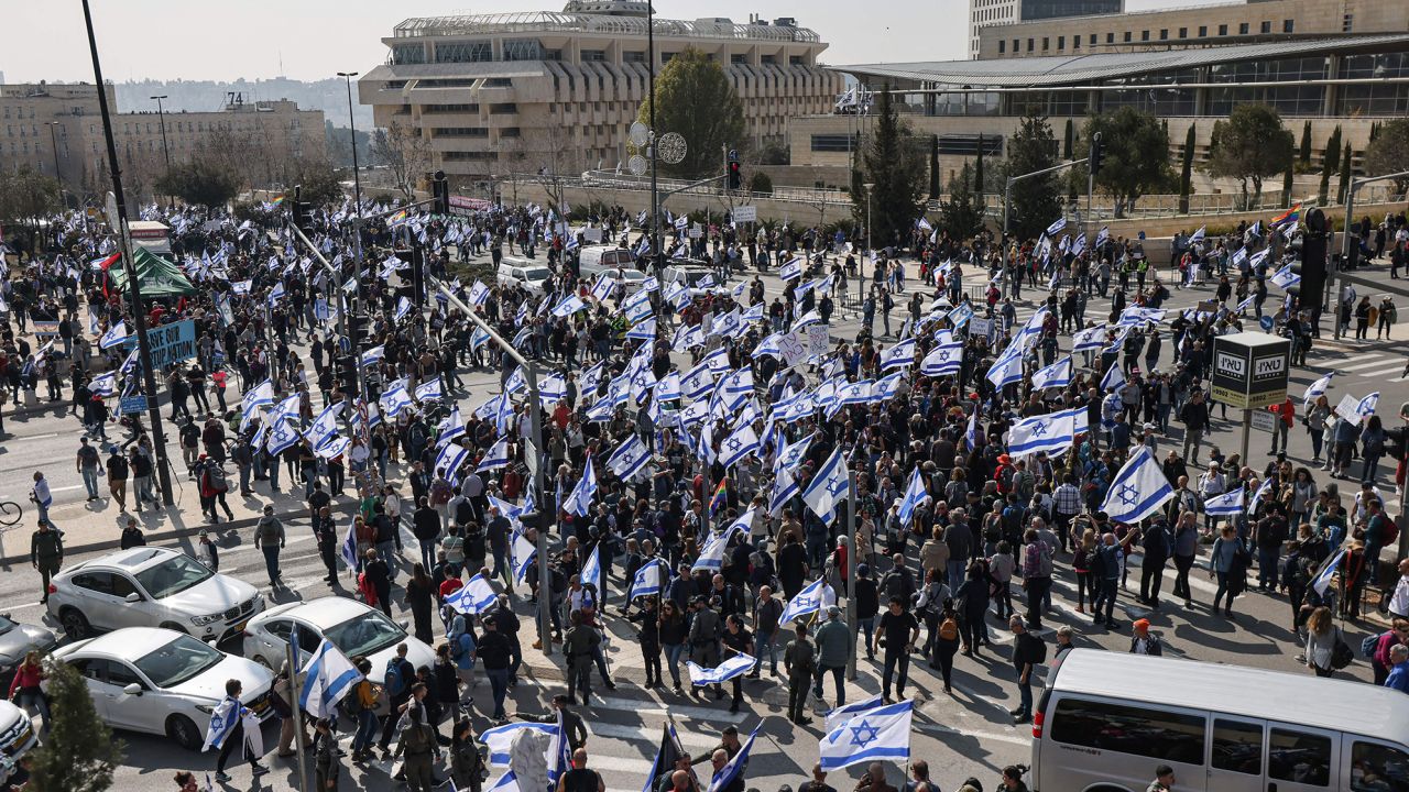 Israel sees protests as the government of Netanyahu unveils a law to weaken the judiciary