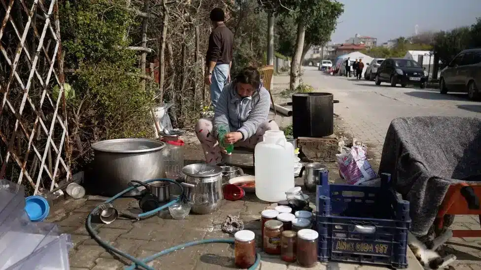 Turkey earthquake: Survivors living in fear and panic on streets