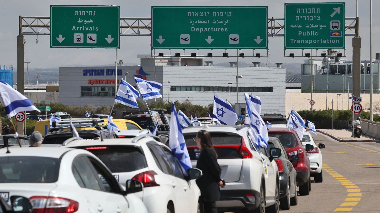 Israeli anti-Netanyahu demonstrators block main roads in Tel Aviv