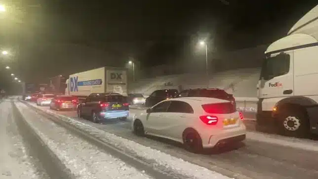 Hundreds stuck in vehicles overnight as blizzards block M62