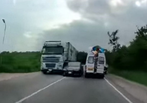 See how a driver escaped death through improper overtaking