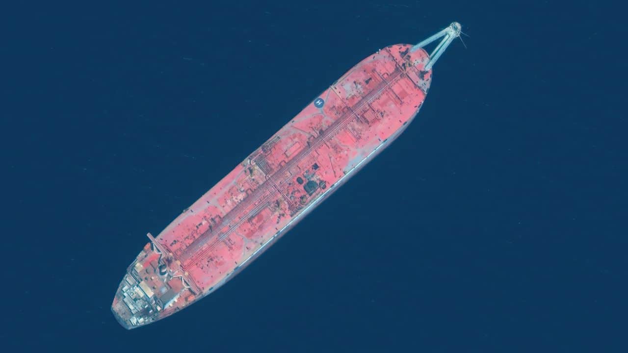 UN discloses strategy to recover oil from the capsized supertanker