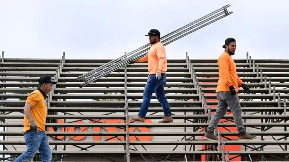 US economic expansion slows as businesses reduce investment