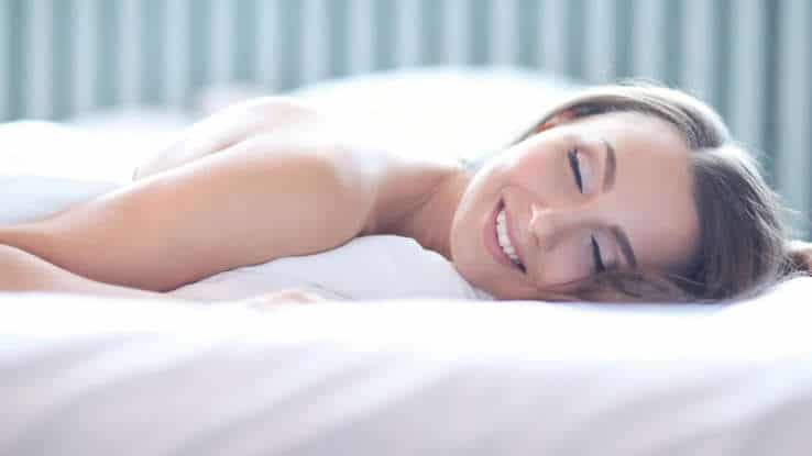5 benefits of sleeping naked