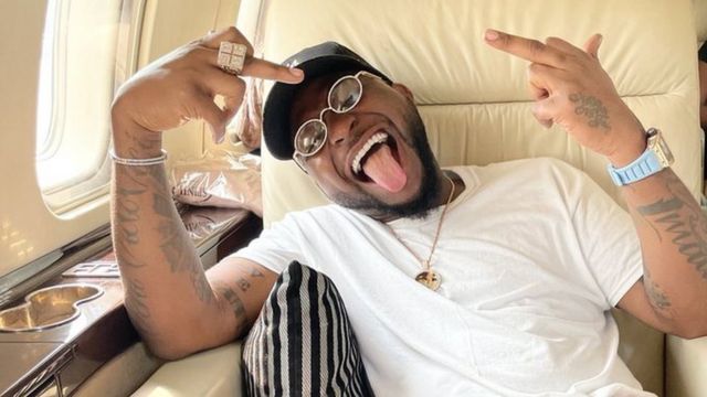 Watch how Davido shouted at a cross dresser who approached him