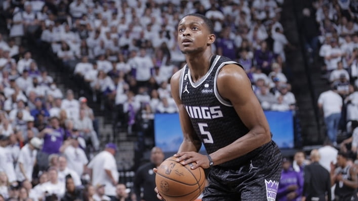 Kings edge Warriors after Curry misses buzzer-beater