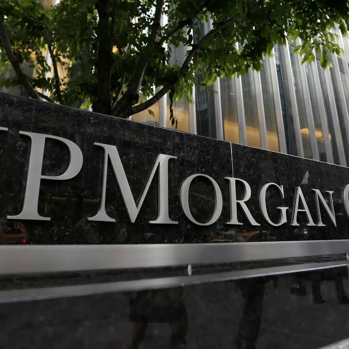 JPMorgan Chase records 52% profit amidst banking turmoil
