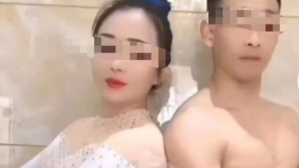 Chinese acrobat dies while performing on stage
