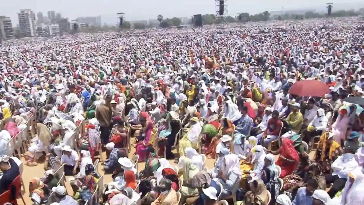 13 people in India die from heatstroke after attending a government award ceremony