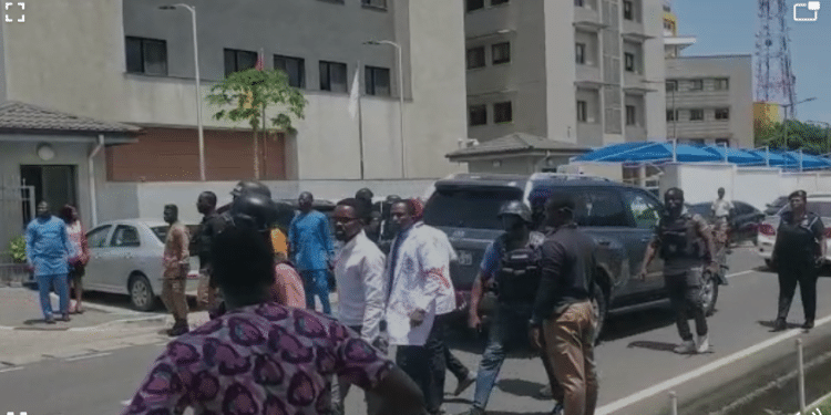 Police arrest 7 physician assists for picketing at Health Ministry