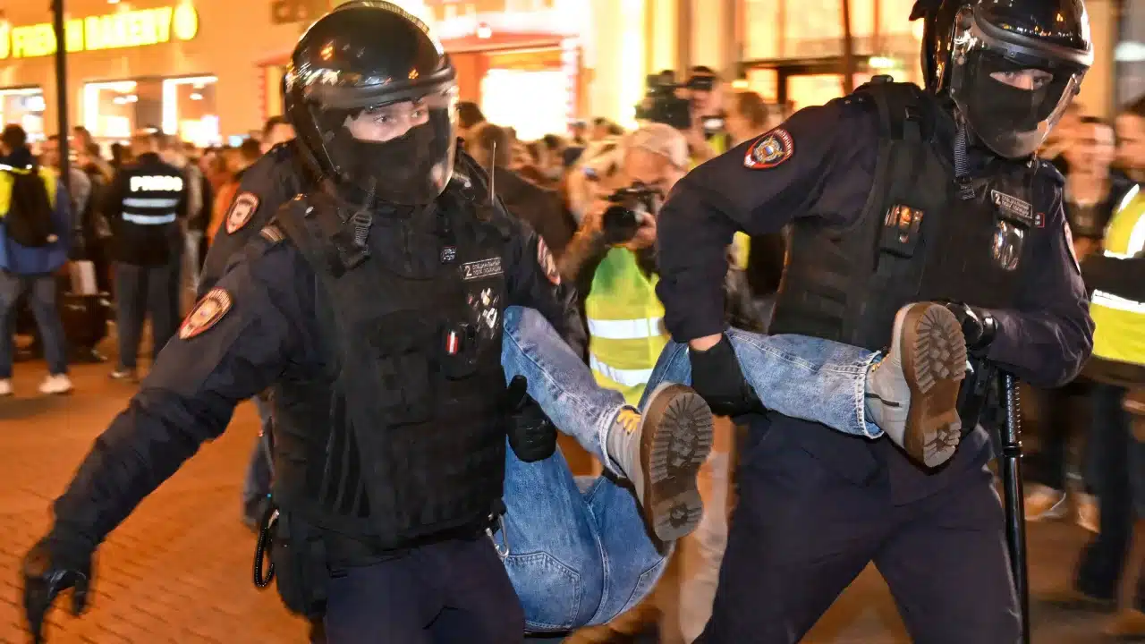 Russians worried about a second round of mobilization as Putin now do it with force