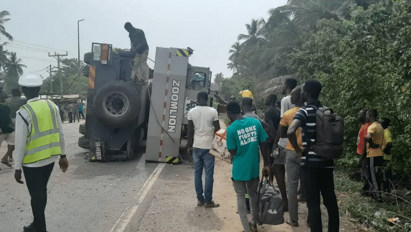 Zoomlion crane falls of a trailer, blocks main Takoradi – Accra road
