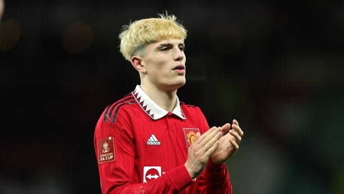 Garnacho signs new, long-term contract to commit to Man Utd