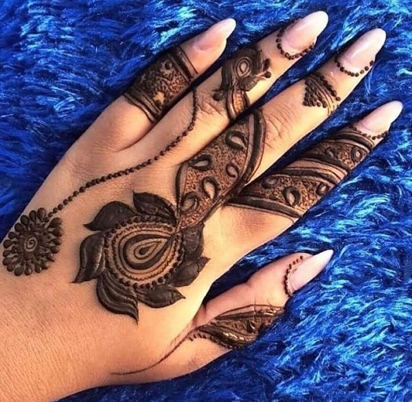 All you need to know about the stylish henna body art