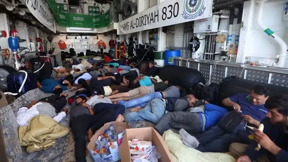 Chaos at Sudan port as thousands rush to leave