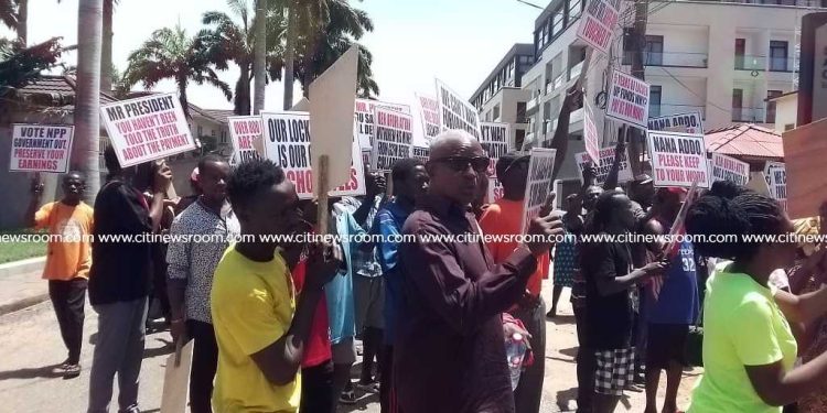 Customers of Gold Coast Fund throng SEC for locked up cash