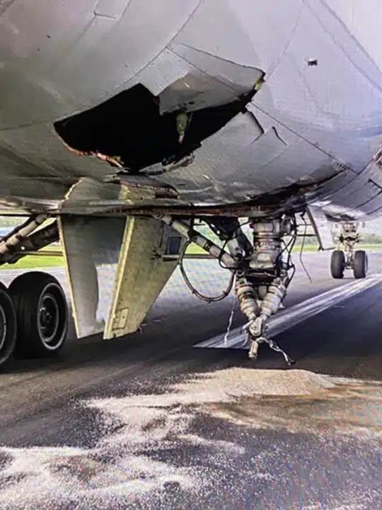 Airplane’s landing gear completely snaps off during an emergency landing