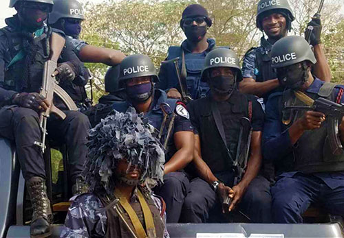 Police successfully rescue 2 officers mistaken for armed robbers from angry mob in Nkurakan