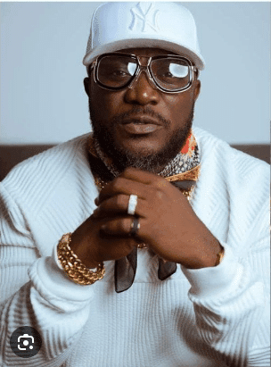 Nhyiraba Kojo gifts cash in white envelopes to Nzulezu residents (video)
