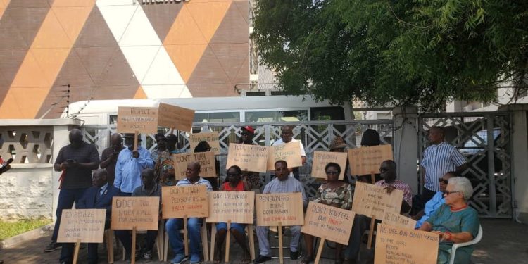 Pensioners reach agreement with govt on matured bonds payment, suspend picketing