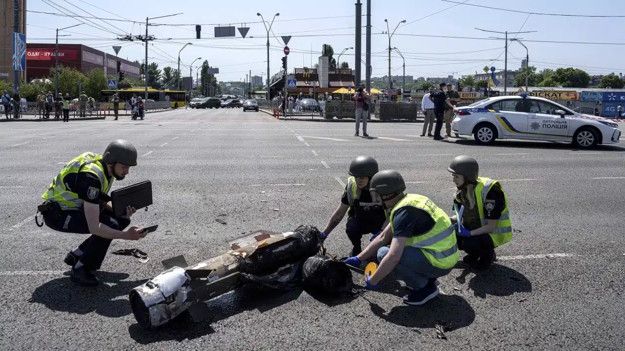 Russia attacks Kyiv in a new daytime manner