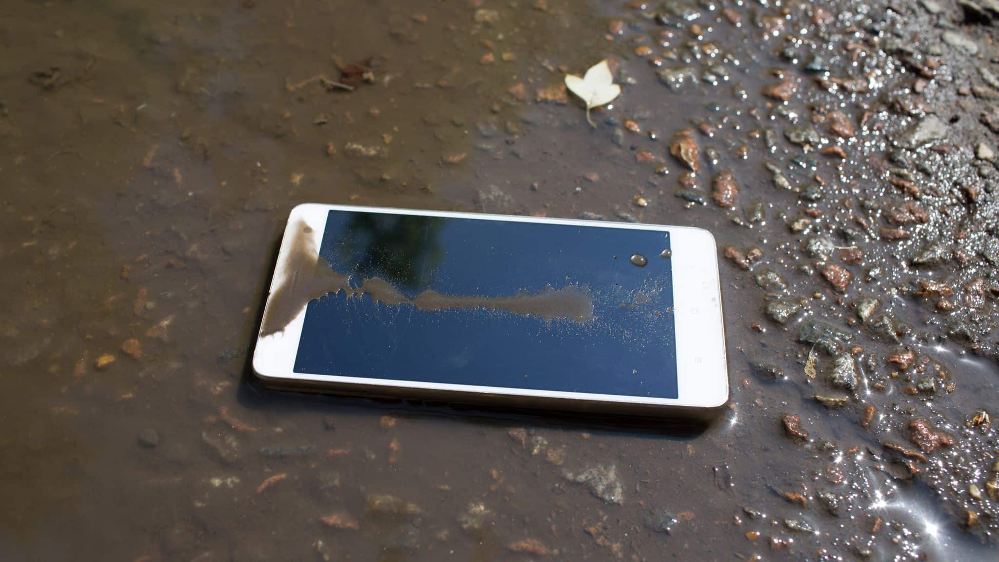 Indian official drains reservoir to recover phone dropped while taking selfie