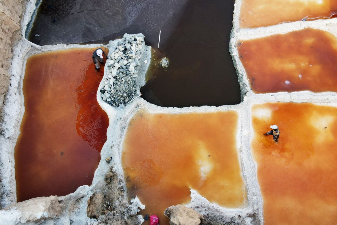 Sahara salt miners struggle to carry on a long-standing trade