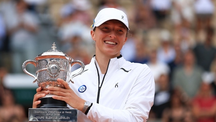 Swiatek defends title with gritty win over Muchova at French Open