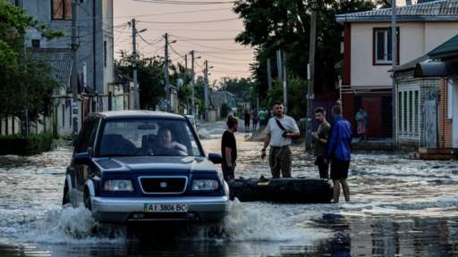 Ukrainians spend night on roofs and in trees after dam attack