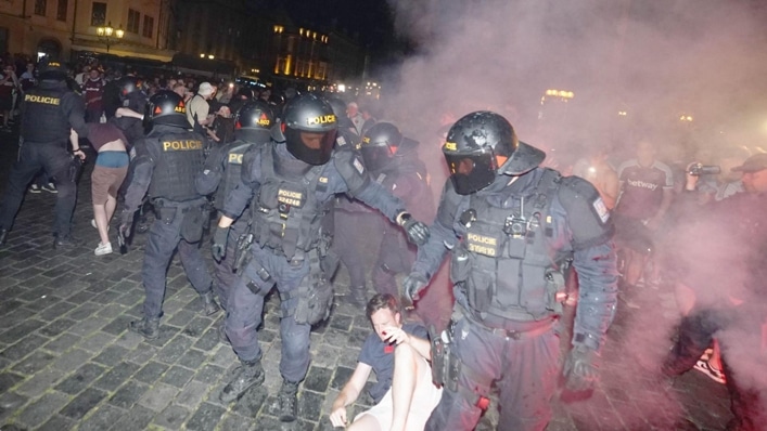 Europa Conference League: West Ham fans clash with riot police in Prague 