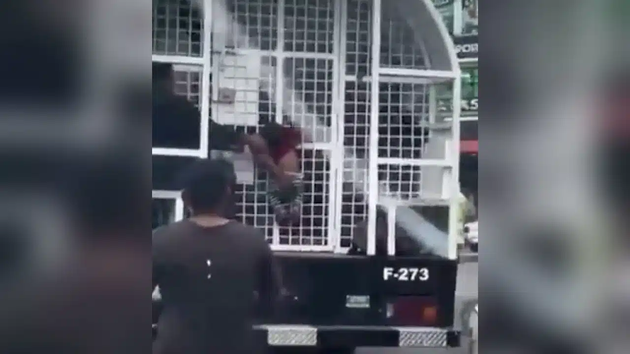 Child hanging from government truck angers the Dominican Republicans