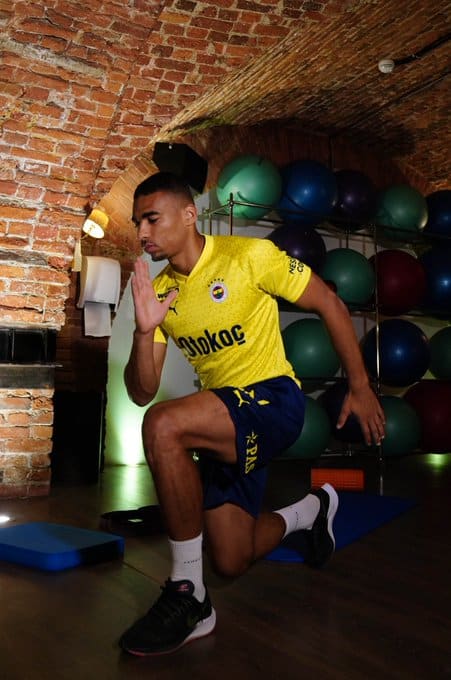 Alexander Djiku trains with Fenerbache teammates for the first time