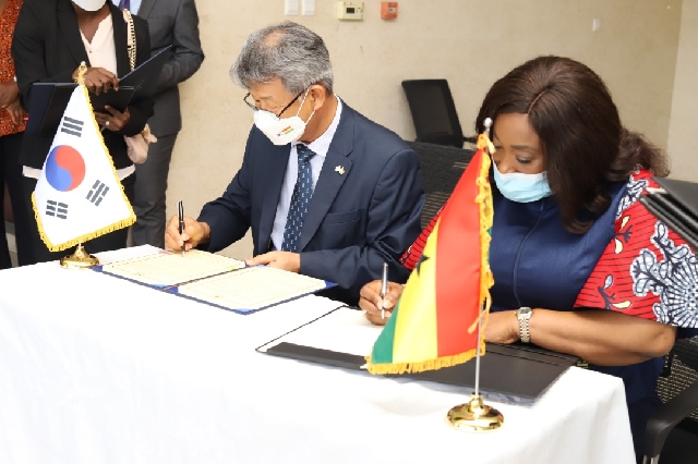 Foreign Affairs Ministry receives equipment from Korea