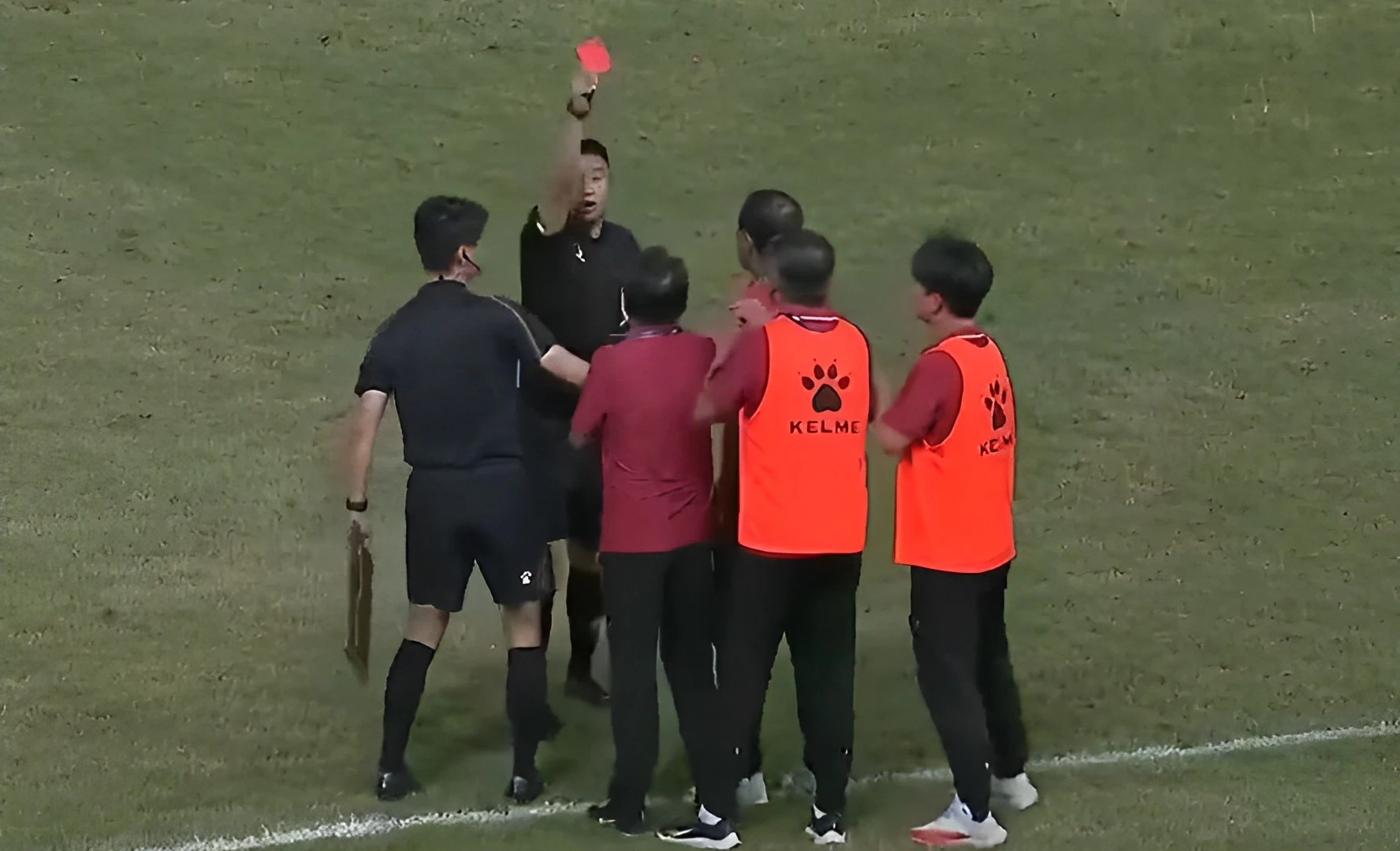 Chinese coach apologises slapping referee